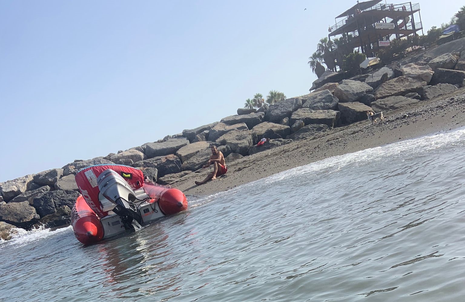 Los socorristas de Playa de Velilla remolcan una embarcación que tenía una vía de agua